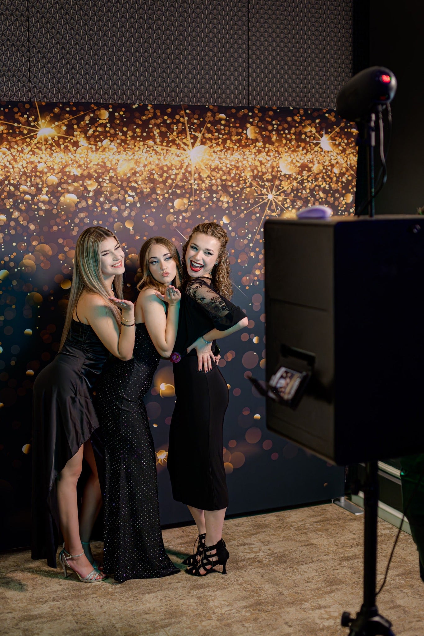 „Absolvenți făcând poze la căsuța foto închiriată de la Absolvire.shop la o festivitate de absolvire”